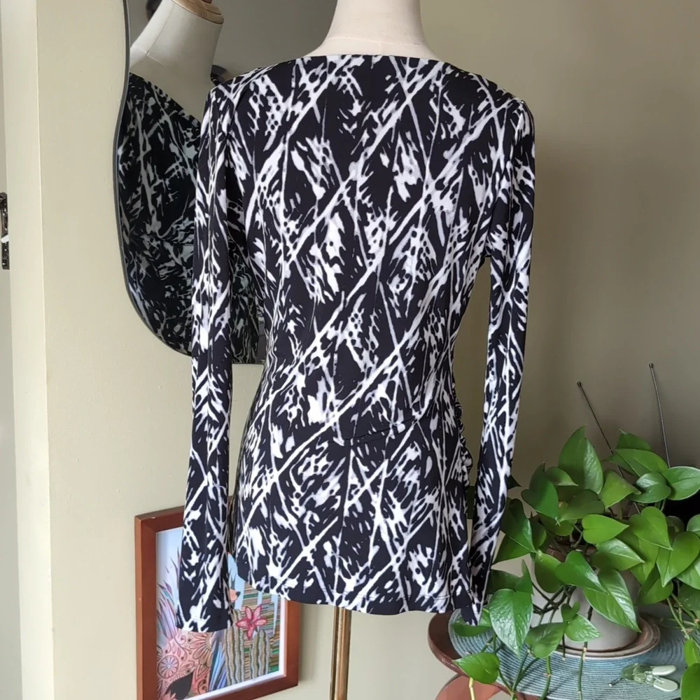 Kenneth Cole New York Abstract Drape Front Ruched Blouse Small - Picture 5 of 9